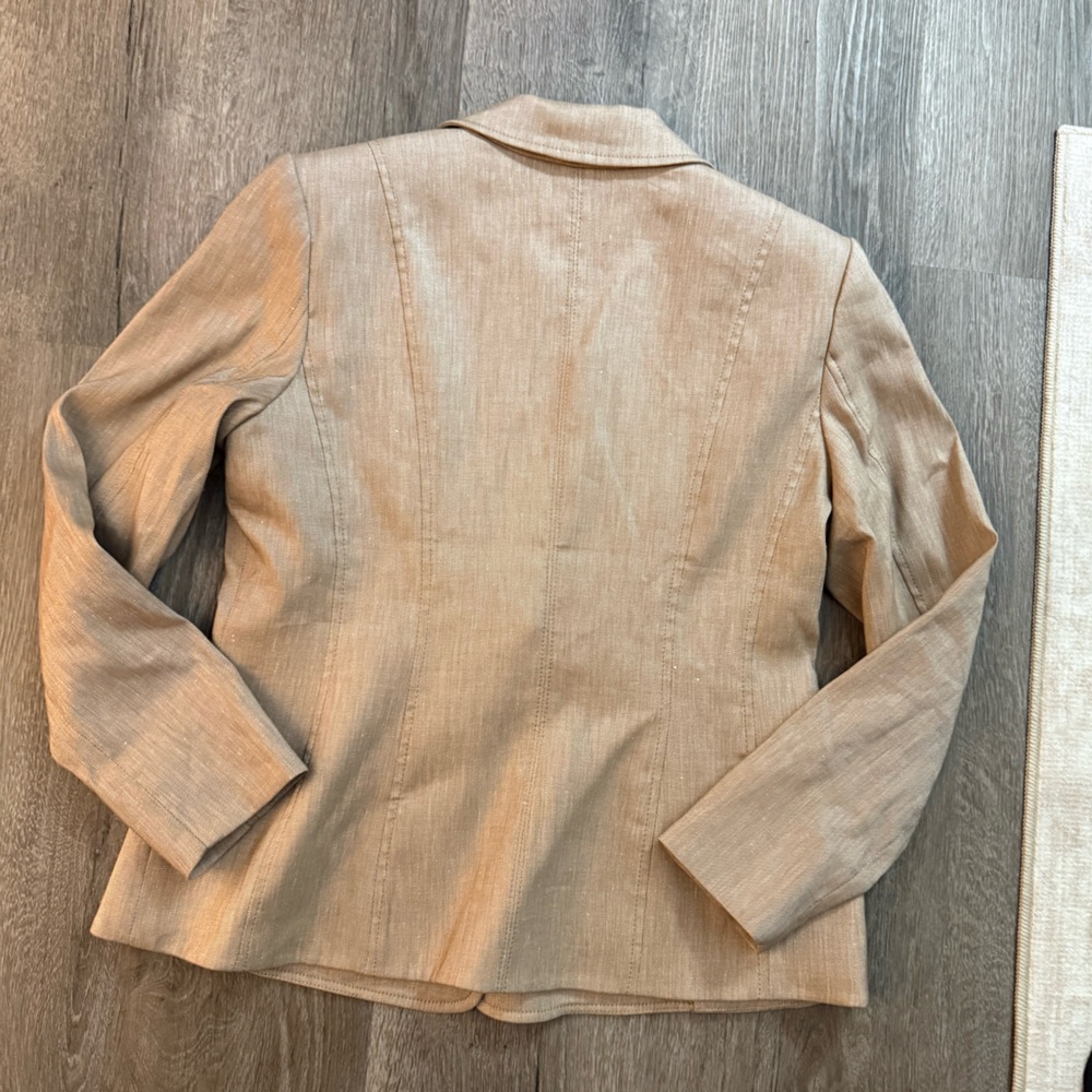 White House Black Market 10P Tan Blazer. Patch pockets excellent condition. - Picture 10 of 14